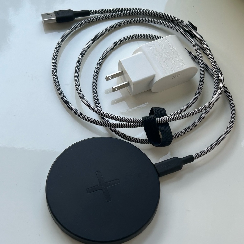 IKEA Black/White Wireless Charger & Cable Set with Adapter